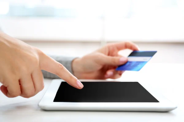 Mãos com tablet digital e cartão de crédito — Fotografia de Stock