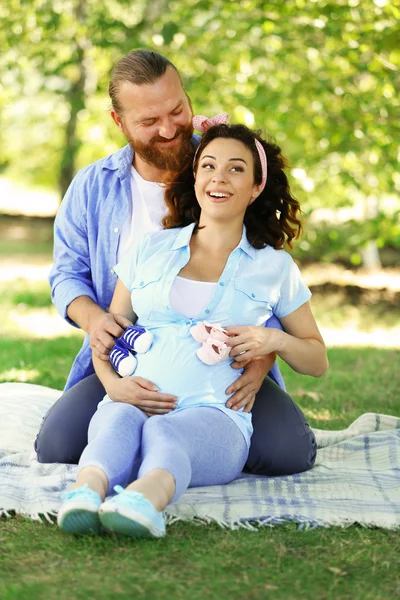 Vrouw met echtgenoot in park — Stockfoto