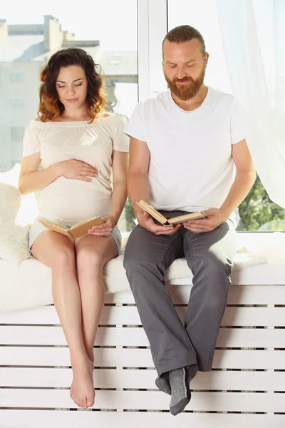 Happy beloved couple reading books — Stock Photo, Image