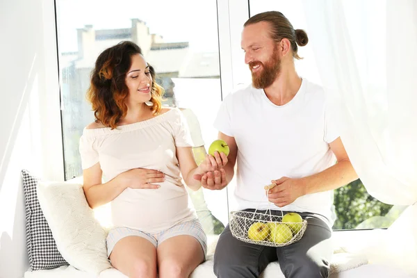 Feliz casal amado com maçãs — Fotografia de Stock