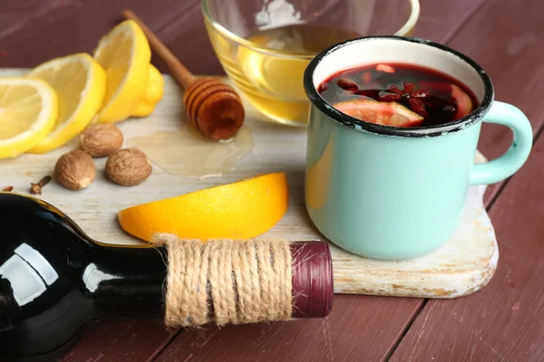 Vinho quente tradicional em uma caneca em fundo de madeira decorado, close-up — Fotografia de Stock
