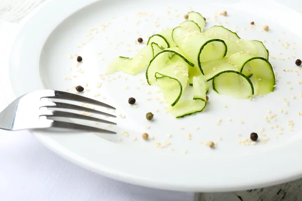 Plato de pepinos en rodajas en plato blanco en el restaurante, de cerca —  Fotos de Stock