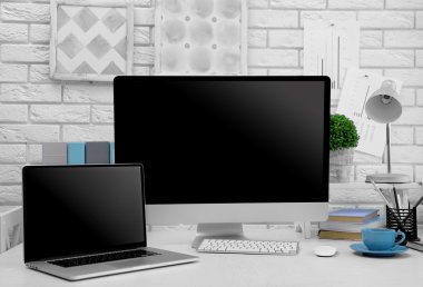 Bilgisayar ve dizüstü bilgisayar masada.