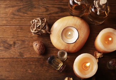 Mumlar, çakıl ve bambu ahşap arka plan üzerinde güzel bir şekilde dekore edilmiş kompozisyonu