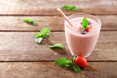 Ahşap arka plan üzerinde çilek ile taze çilekli yoğurt