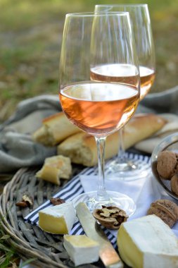 Piknik Tema - gül şarap, peynir, baget ve fındık hasır tepsi, açık havada