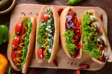 Sosisli sandviç ve sebze ahşap kesme tahtası üzerinde