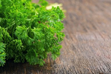 Tahta arka planda taze maydanoz