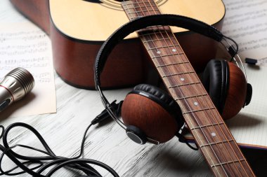 Gri ahşap arka plan müzik ekipman