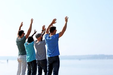 Riverside'da genç erkekler