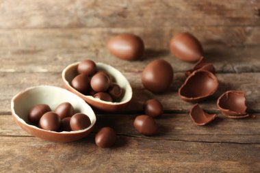 Ahşap arka planda çikolatalı Paskalya yumurtaları