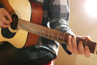 Gitarist stüdyoda gitar çalıyor, yakın çekim