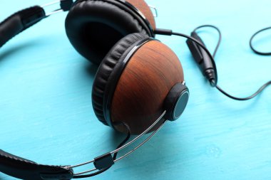 Mavi arkaplanda kulaklık