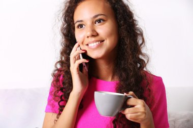 kahve ile cellphone tarafından bir kadın