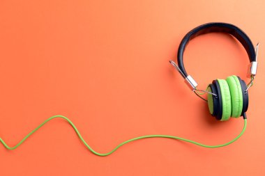 Turuncu zemin üzerine yeşil-siyah kulaklıklar bir çift