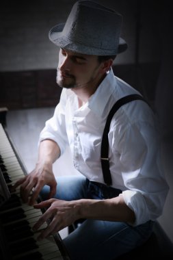 profil yakışıklı genç 