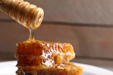 Peteğin tabağa damlayan bal