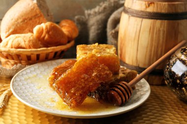 Plaka, peteğin sepeti ahşap arka plan üzerinde sıcak buns