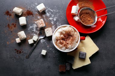 Fincan kahve ve siyah ahşap zemin üzerine tatlılar