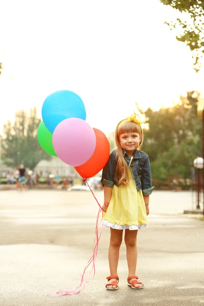 Gadis kecil dengan balon — Stok Foto