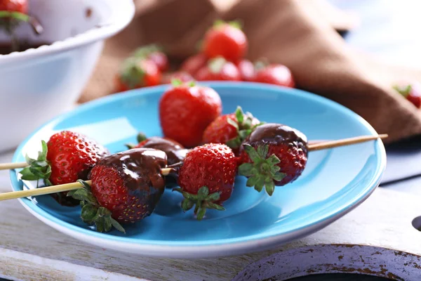 Delicious strawberries in chocolate on kitchen table — Stock Photo, Image