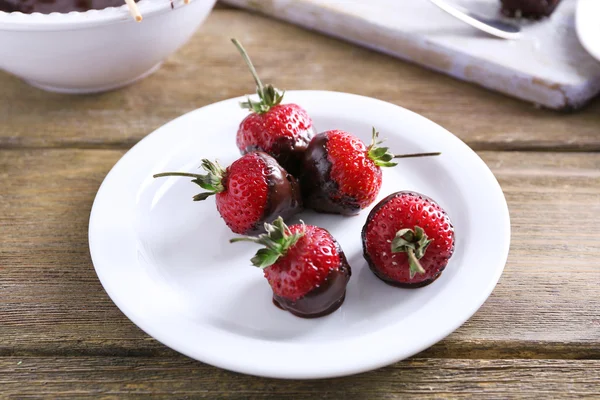 美味的草莓巧克力上木制的背景中的服务的表 — 图库照片