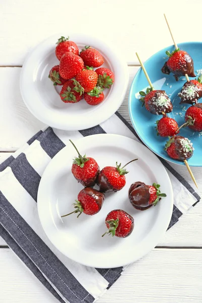 Mesa servida con deliciosas fresas en chocolate — Foto de Stock