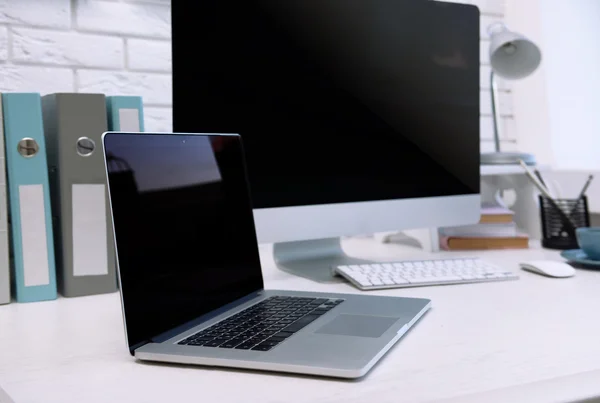 Computador e laptop na mesa — Fotografia de Stock