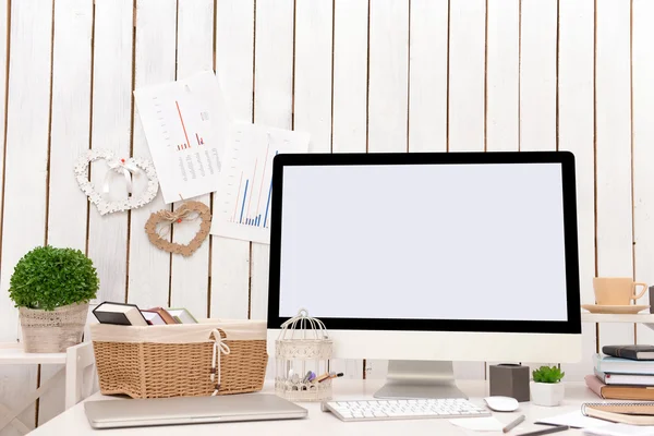 Computador moderno na mesa decorada — Fotografia de Stock