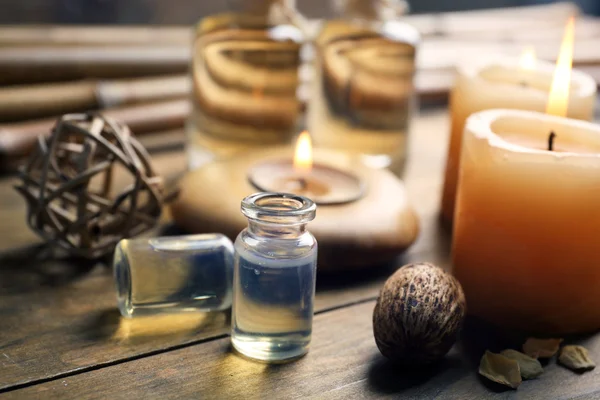 Hermosa composición decorada con velas, guijarros y bambú sobre fondo de madera, de cerca —  Fotos de Stock