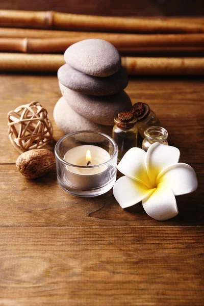 Trattamenti relax decorati con fiori frangipani su fondo legno — Foto Stock