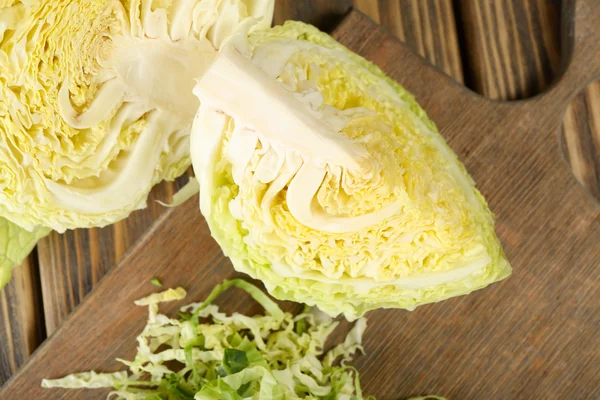Cut savoy cabbage on wooden cutting board closeup — Stock Photo, Image