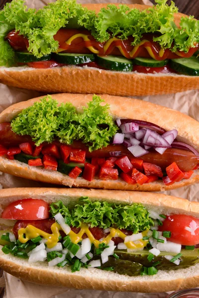 Hot dogs et légumes sur papier artisanal gros plan — Photo