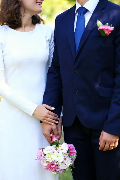 Mariée et marié avec bouquet — Photo