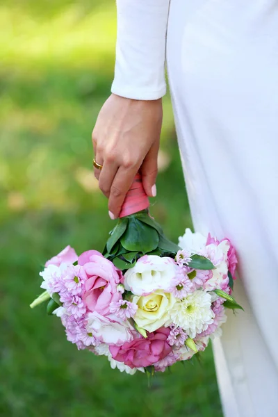 Bruiloft boeket in de hand — Stockfoto