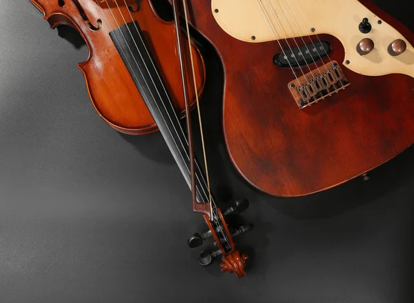 Elektrisk guitar og violin på grå baggrund - Stock-foto