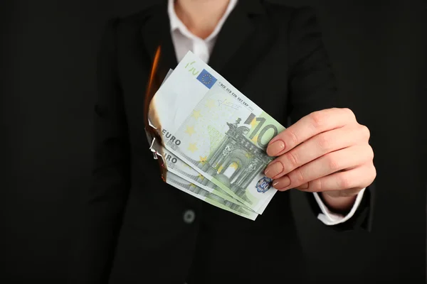 Kvinnan brinnande eurosedlar närbild — Stockfoto