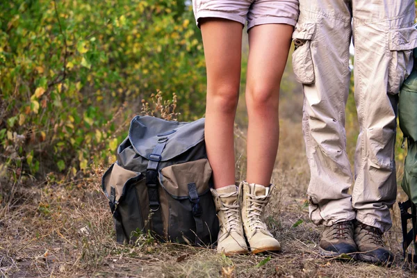 Tourists on  road near forest — Stock Photo, Image