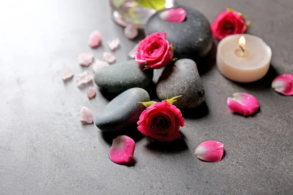 Σύνθεση σπα, κεριά, πέτρες και λουλούδια, σε γκρι φόντο — Φωτογραφία Αρχείου