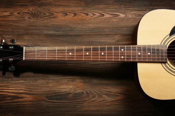 Gitarre auf Holzgrund — Stockfoto