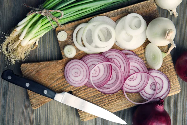 Komposition aus Zwiebeln und Knoblauch auf Holzgrund, Nahaufnahme — Stockfoto