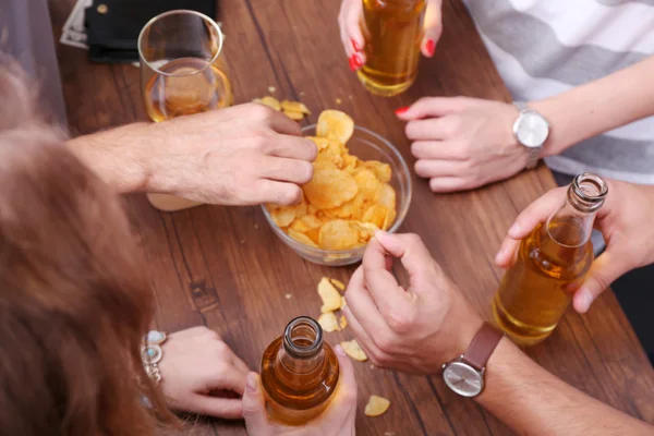 Alkollü içecekler barda olan arkadaşlar — Stok fotoğraf