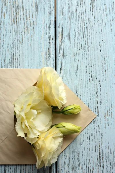 Witte eustoma in envelop op houten achtergrond — Stockfoto