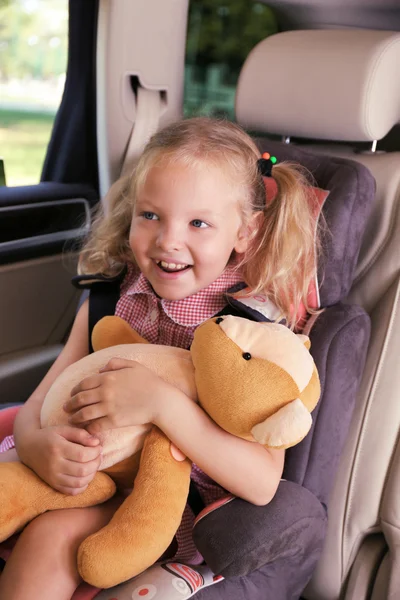 Menina feliz com ursinho de pelúcia — Fotografia de Stock