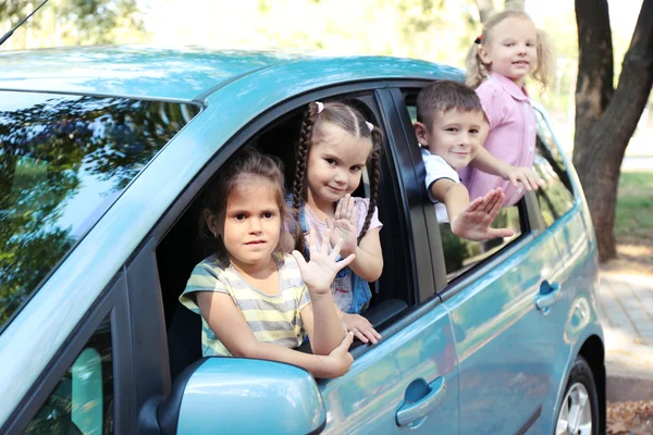 Enfants souriants dans la voiture — Photo