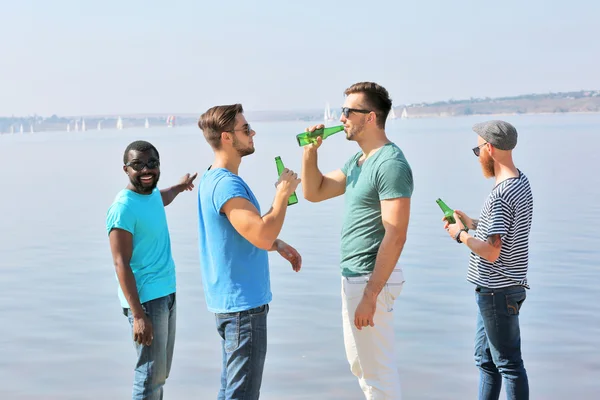 Uomini che bevono birra — Foto Stock