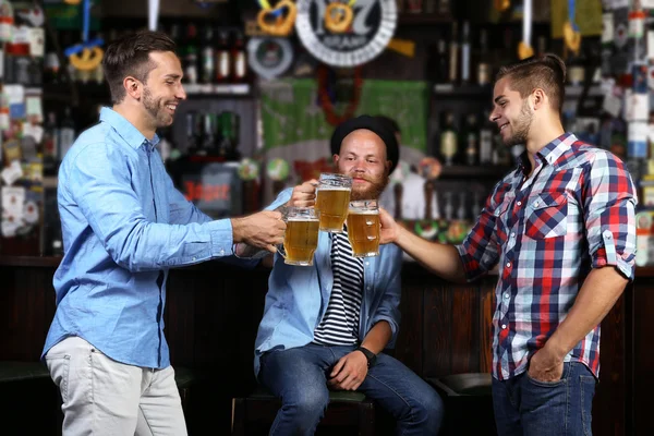 Hombres jóvenes en el bar — Foto de Stock