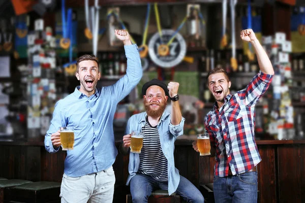 Hombres jóvenes con cerveza —  Fotos de Stock