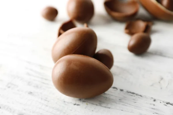 Chocolate ovos de Páscoa em fundo de madeira branca — Fotografia de Stock