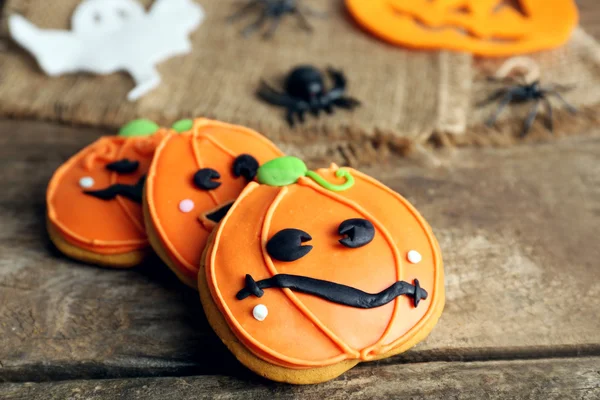 Kreatív cookie-kat a Halloween party a fából készült asztal, közelről — Stock Fotó